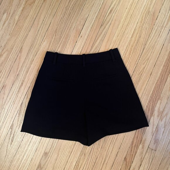 Aritzia Effortless Shorts - Picture 2 of 4
